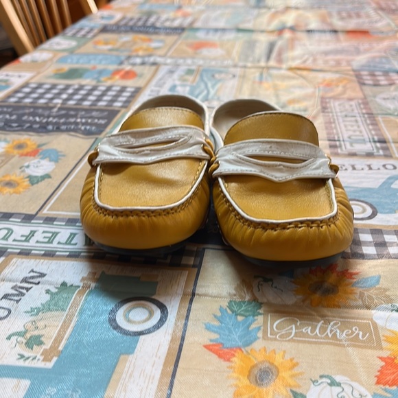 Ellen Tracy Scottie Yellow Leather Moccasin Mule Size 7.5 - Picture 4 of 10